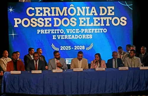 Cerimônia de posse foi realizada no Teatro Municipal, no Centro da cidade