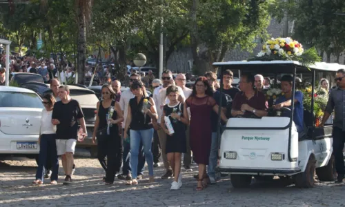 Muitos amigos e familiares acompanharam o sepultamento