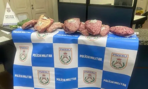 Crime foi flagrado por funcionários de supermercado