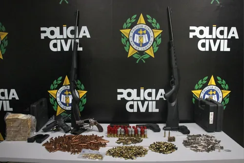 Foram apreendidos duas espingardas, uma pistola 9mm, um revólver calibre 38 e várias munições