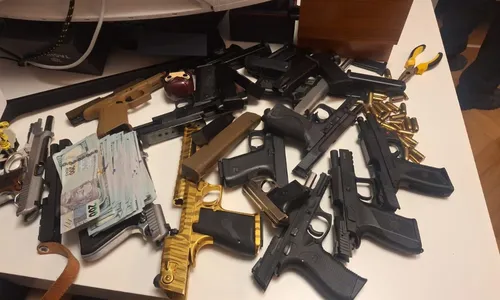 Diversas pistolas, munições e dinheiro em espécie foram apreendidos