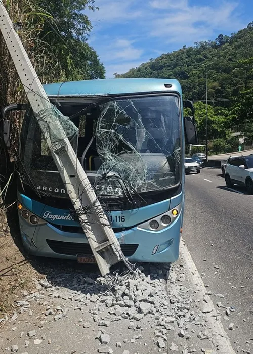 Dianteria do coletivo ficou destruída