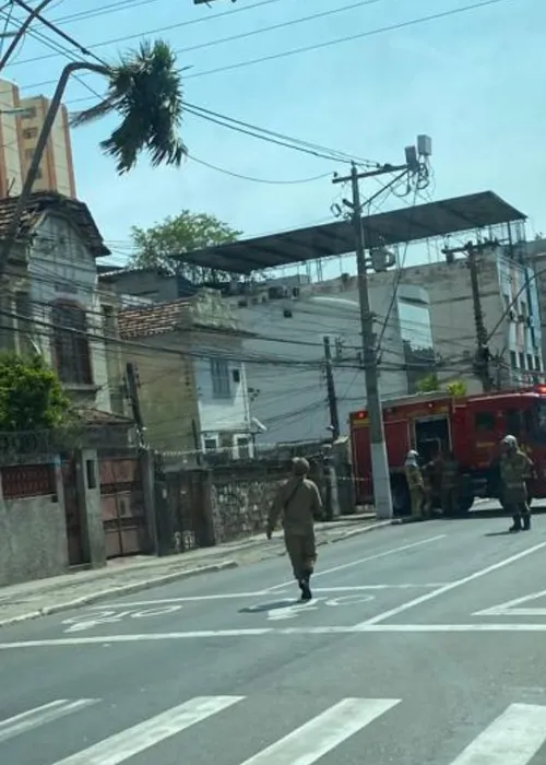 Militares do Quartel de Niterói atuam no local e aguardam chegada de equipes da Enel