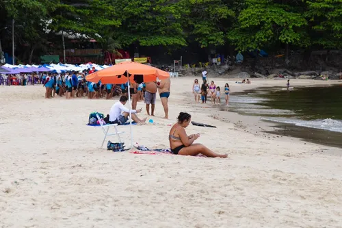 Faixa de areia já foi desocupada em 50% na Praia de Itaipu