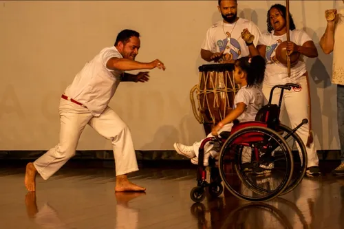 Das 16h às 17h30, acontecerá uma grande roda de capoeira, seguida de lanche e atividades recreativas