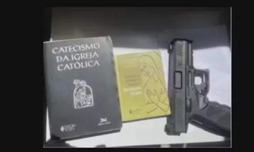 No e-mail, havia um imagem mostrando uma arma ao lado de dois livros religiosos