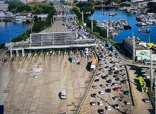 Ponte Rio-Niterói está com fluxo intenso