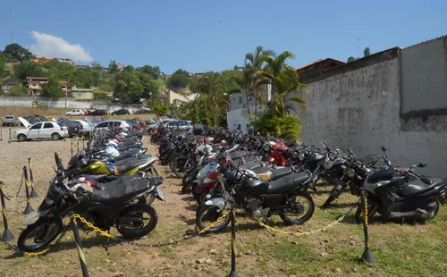 Veículos podem ser vistos no pátio antes do pregão