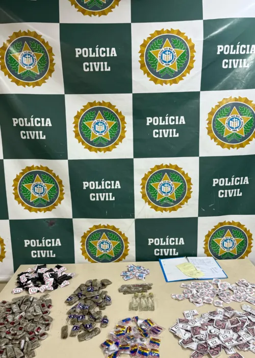 Com o criminoso, foi apreendida uma grande quantidade de drogas, entre cocaína, maconha, crack, skank e loló