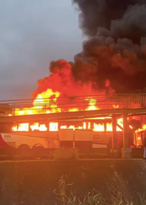 Um ônibus que levava a torcida do Cruzeiro é incendiado