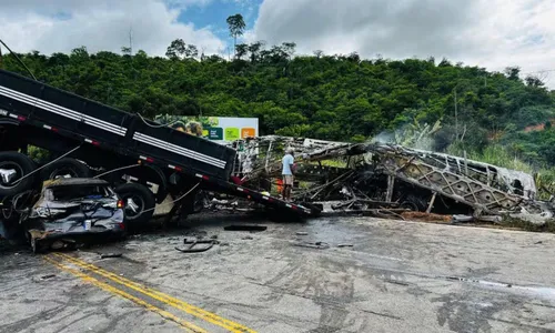 Pista continua interditada na manhã deste sábado (21), de acordo com a PRF