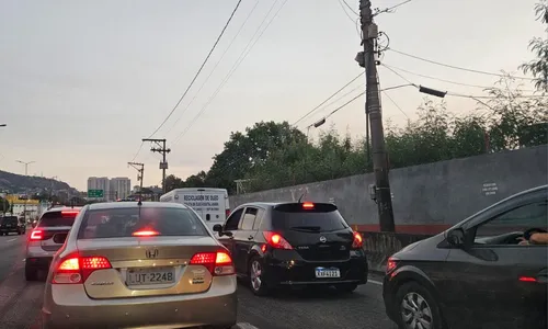 Há cerca de 2 quilômetros na Niterói-Manilha, no sentido Rio