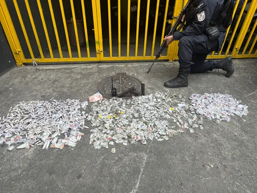 Drogas e uma arma foram apreendidas no Jardim Catarina