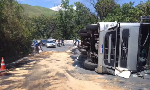 Caminhão tombado bloqueia chegada à Serra de Petrópolis