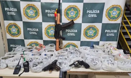 Polícia apreendeu uma arma que possui o formato de um fuzil, mas que utiliza munição de calibre 12