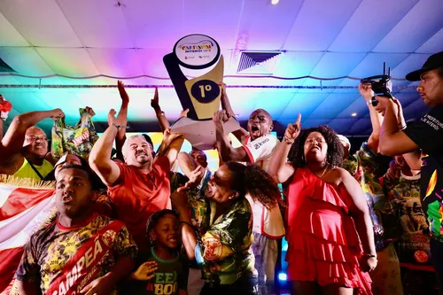 Integrantes da Folia do Viradouro festejaram a conquista do 1º lugar no pódio