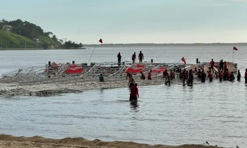 Árvore de natal cai após forte ventania em Maricá