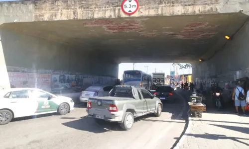 Fissuras foram constatadas no local, assustando motoristas e pedestres