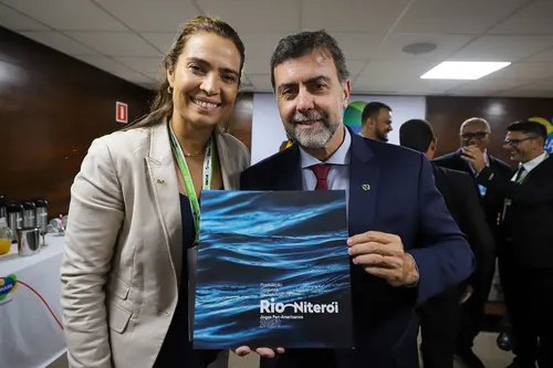 Isabel Swan entrega dossiê para Marcelo Freixo