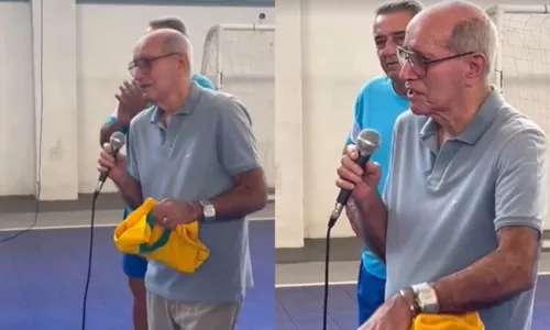 Ex-jogador foi presenteado com uma camisa comemorativa, simbolizando sua trajetória no clube