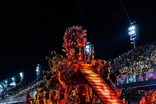 Alegria e cores marcaram o desfile da Vila Isabel na segunda noite de desfiles