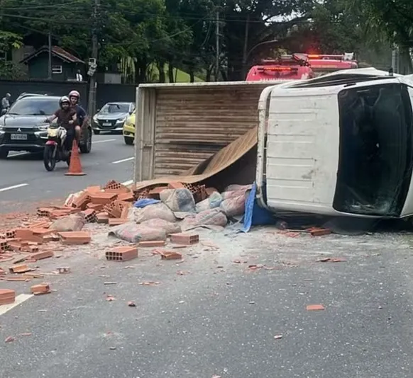 Caminhonete com tijolos e cimento tomba e deixa feridos