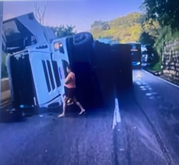 Carreta tomba e interdita pista da Serra das Araras