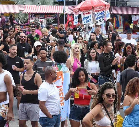 Multidão marcha contra o preconceito em Maricá