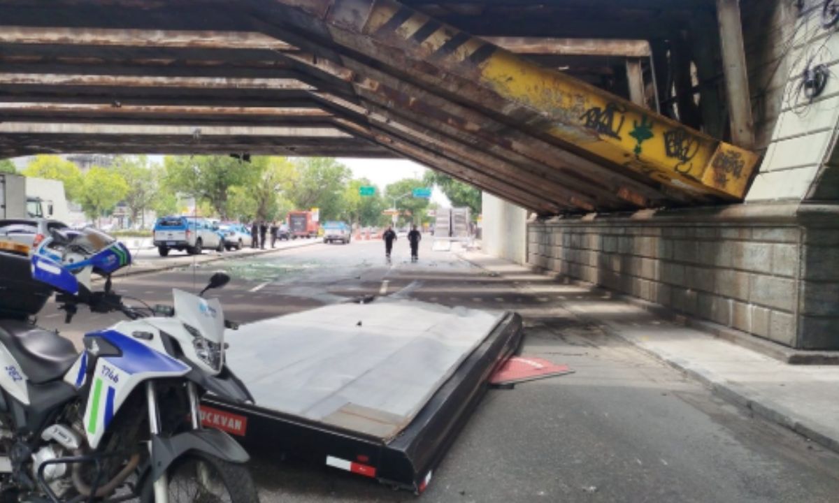 Acidente com caminhão complica trânsito no centro do Rio