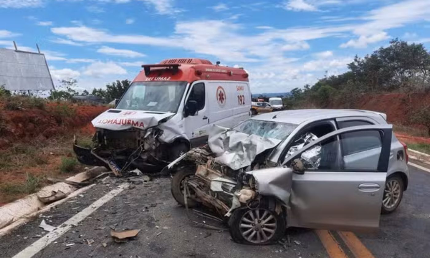 Acidente entre ambulância e carro deixa feridos e 2 mortos