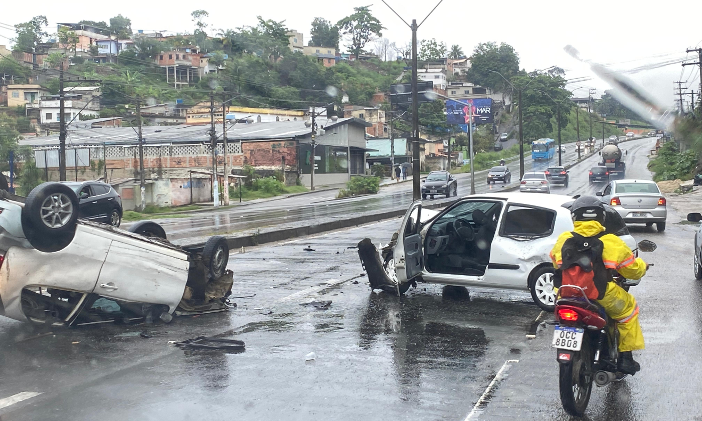 Acidente entre carros deixa quatro pessoas feridas na RJ-106