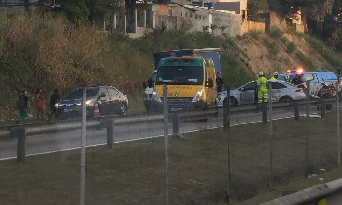 Acidente envolvendo 3 veículos deixa motociclista ferido na BR-101