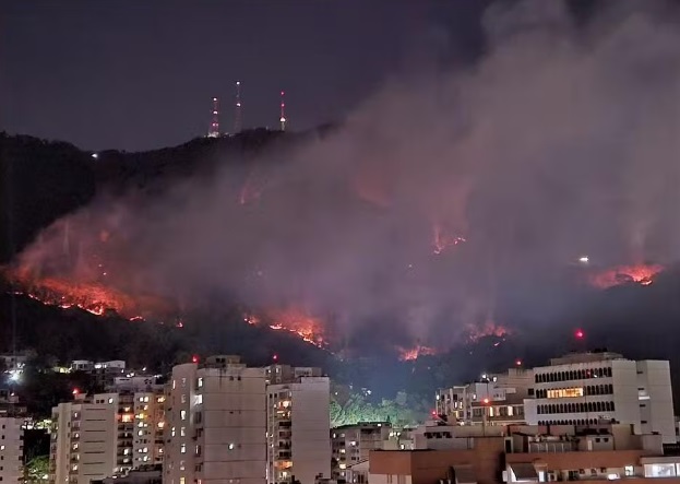 Incêndio quase atinge torres de TV, no Rio