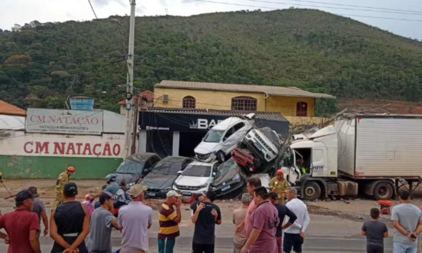 Caminhão desgovernado cria 'montanha' de carros batidos; vídeo