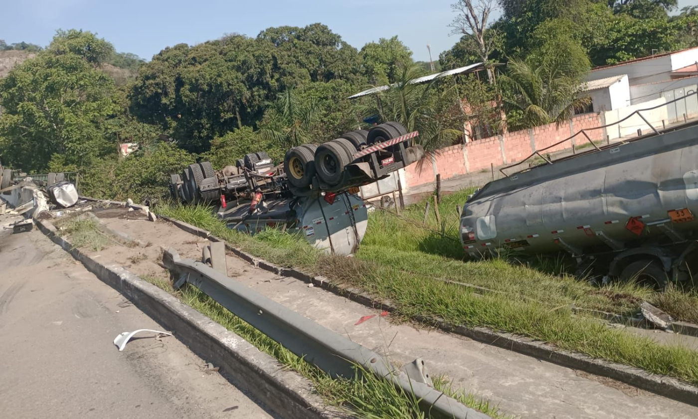 Caminhão tomba e causa vazamento de combustível na Baixada