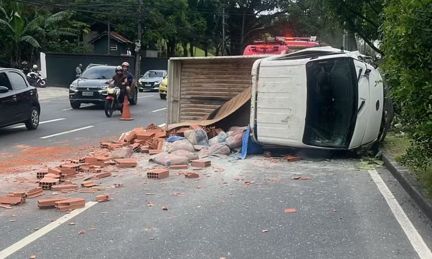 Caminhonete com tijolos e cimento tomba e deixa feridos