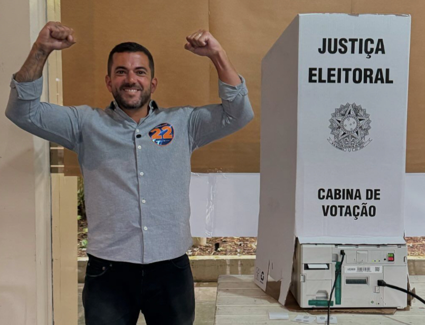 Carlos Jordy vota no segundo turno: 'Que Deus abençoe Niterói'