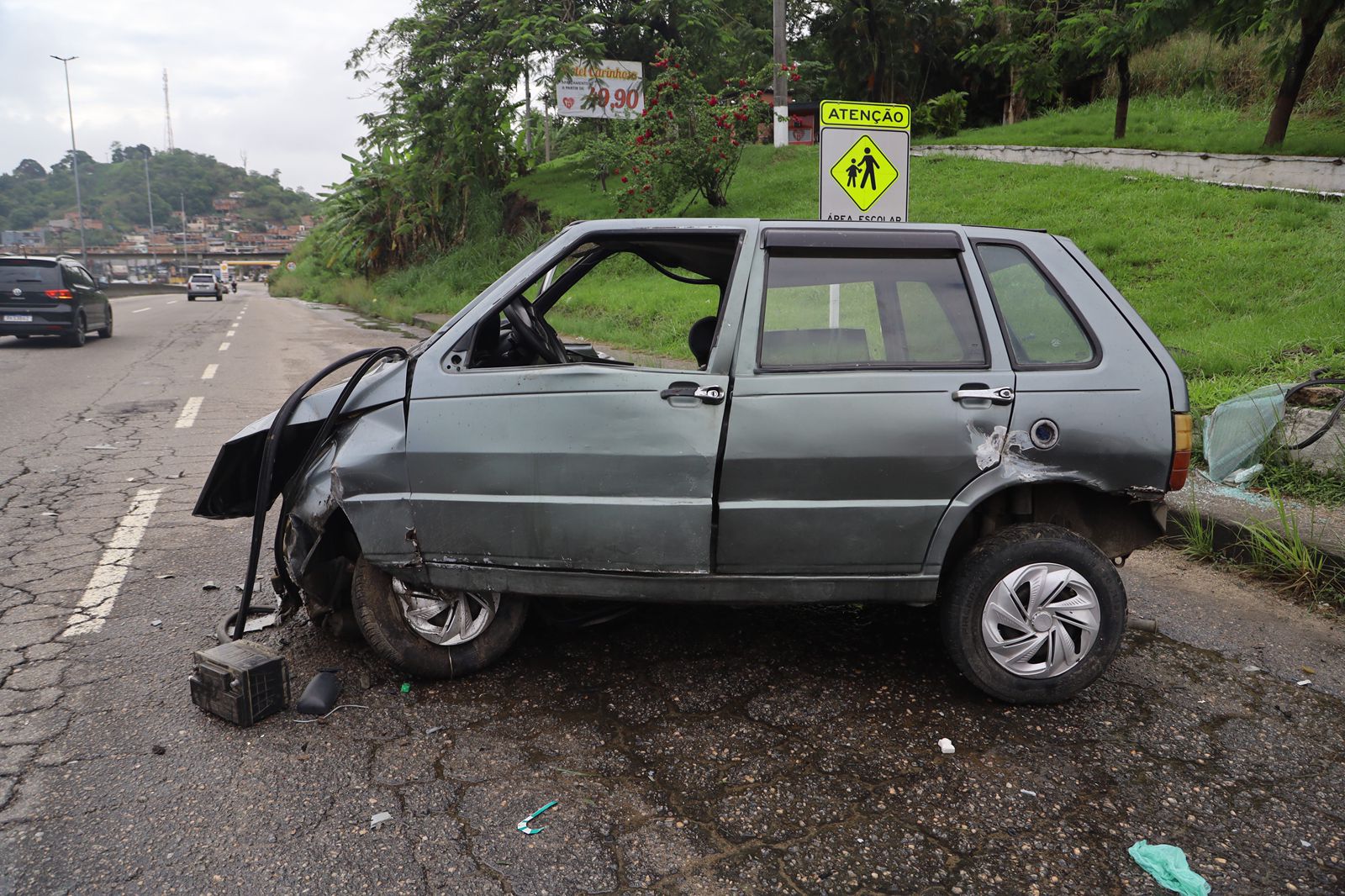 Carro colide com mureta na RJ-104, em São Gonçalo