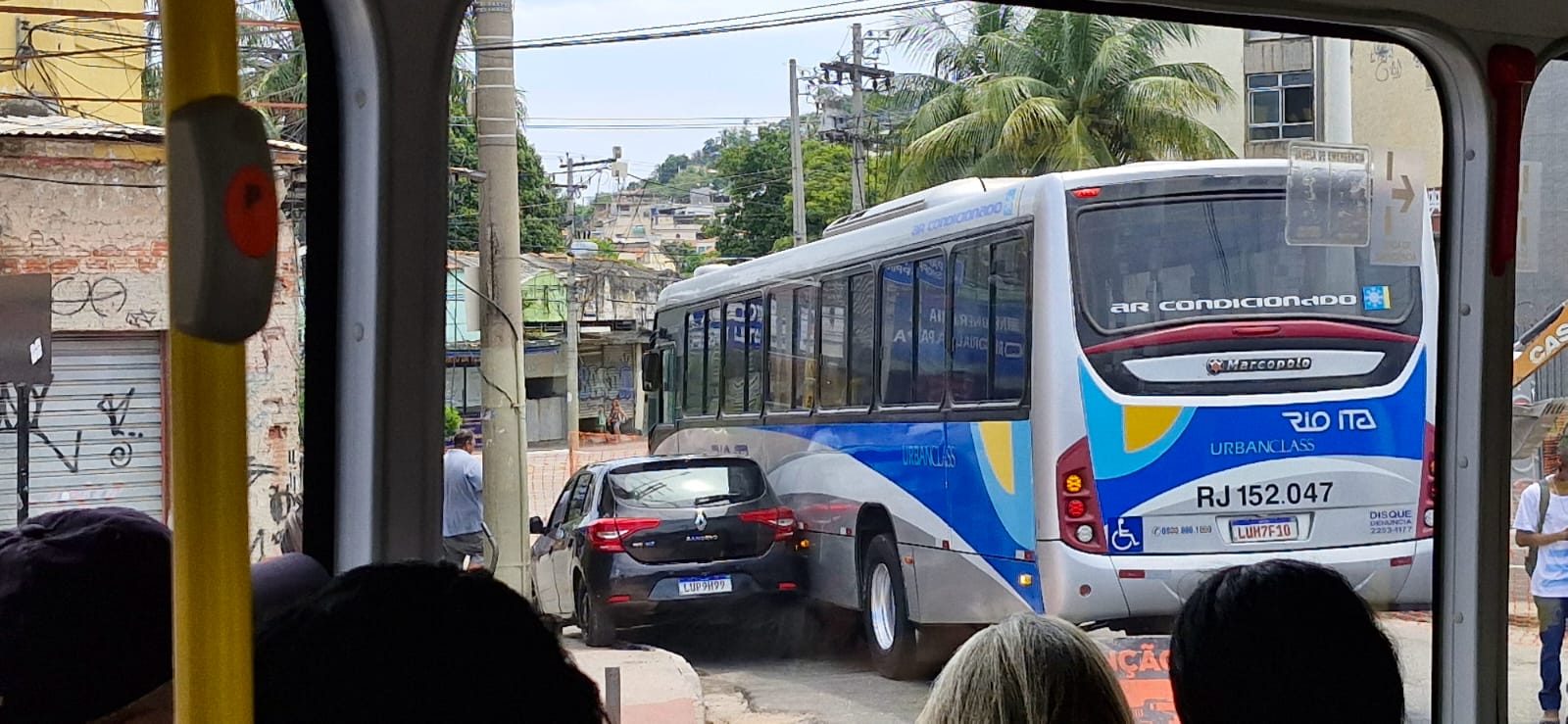 Carro e ônibus se chocam e fecham trânsito em São Gonçalo