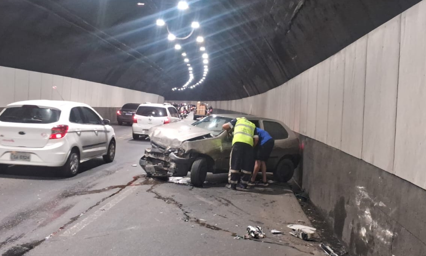 Carro fica destruído em acidente no Túnel Rebouças