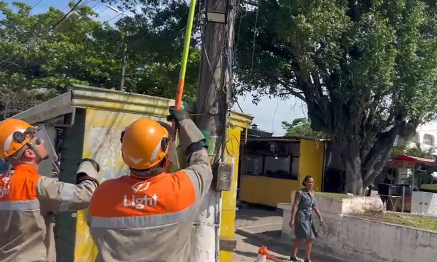 Cidade na Baixada tem luz cortada por dívida milionária