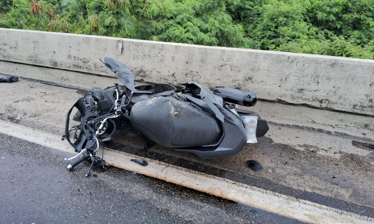 Colisão entre carreta, carro e moto deixa ferida na BR-101