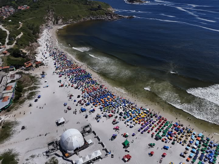 Cor do mar em Arraial do Cabo muda e chama atenção