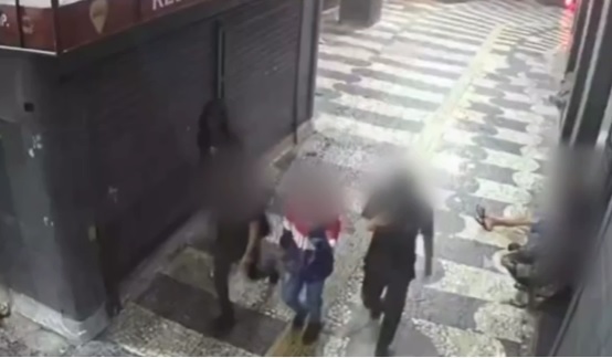 Covardia! Vídeo chocante de adolescente sendo esfaqueado em Niterói