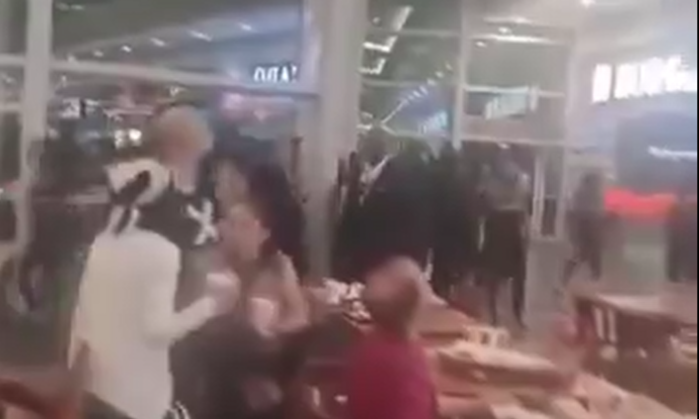 Desespero após lanchonete pegar fogo em shopping no Rio; vídeo