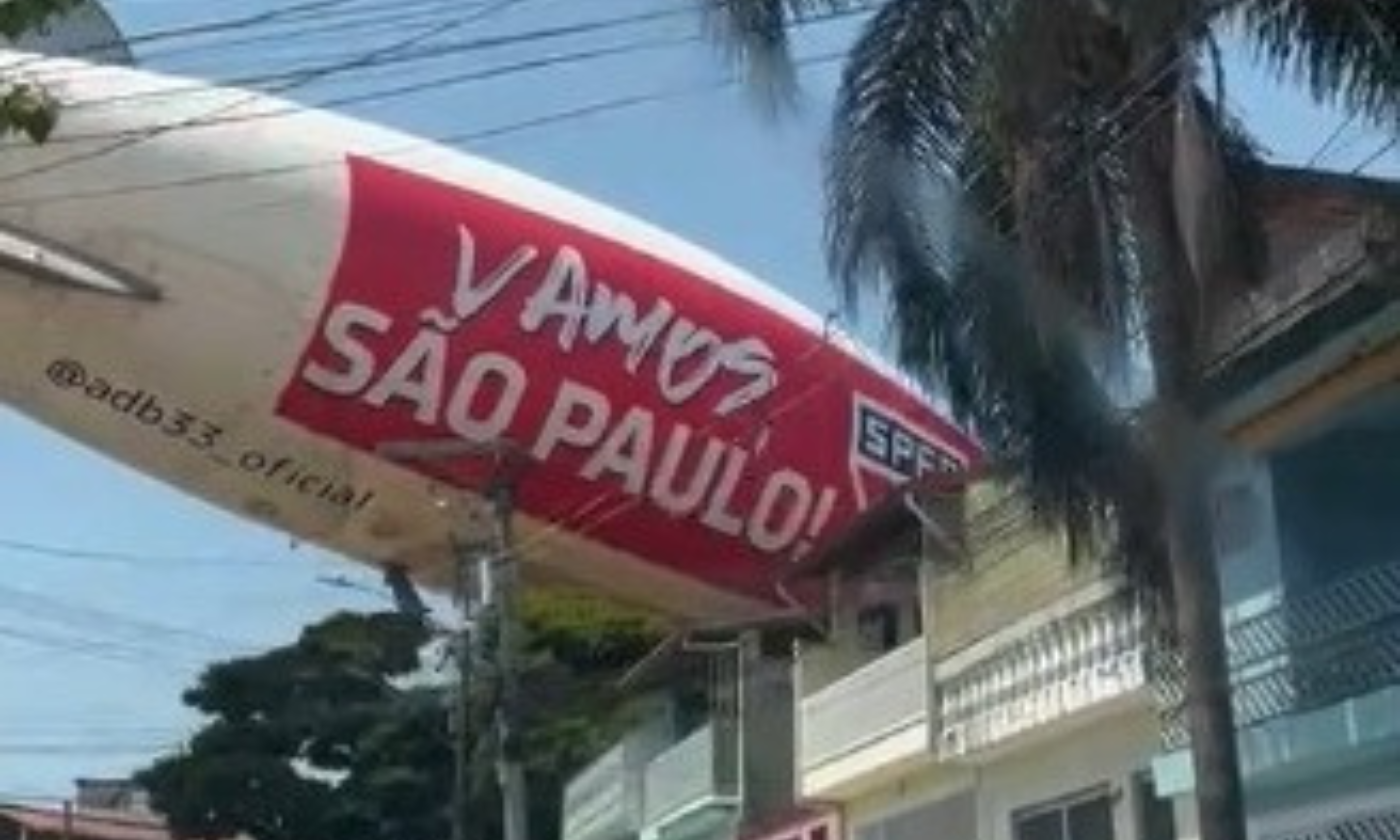 Dirigível do São Paulo FC cai em cima de casa; vídeo