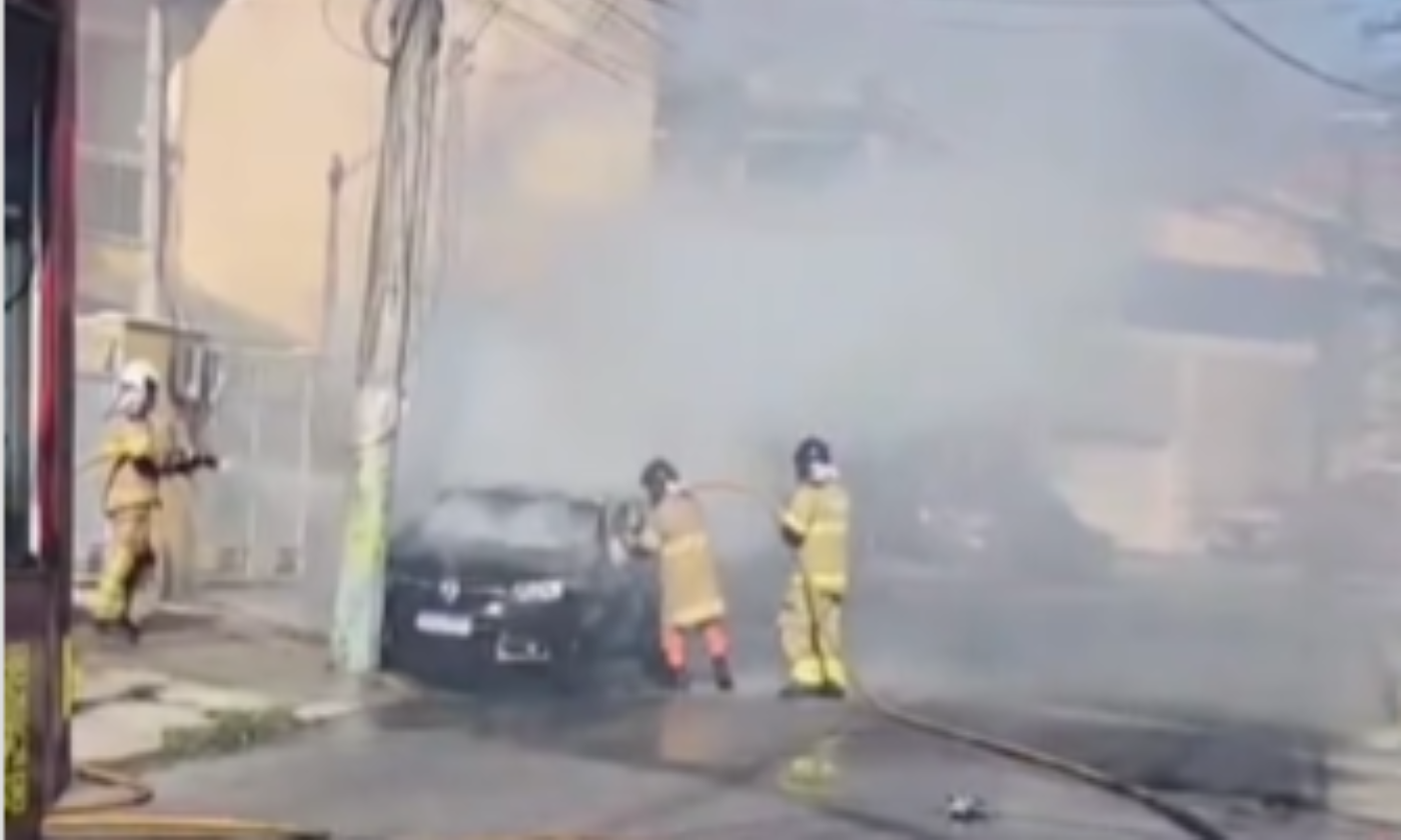 Incêndio em carro assusta moradores em São Gonçalo