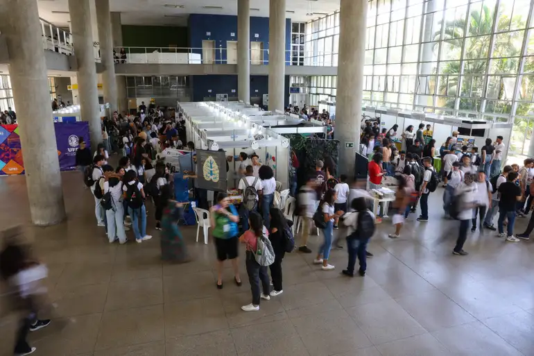 Mais de 10 prédios da UFRJ às escuras por contas atrasadas