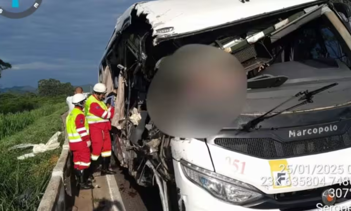 Mortos e feridos em acidente entre ônibus e carreta no Rio