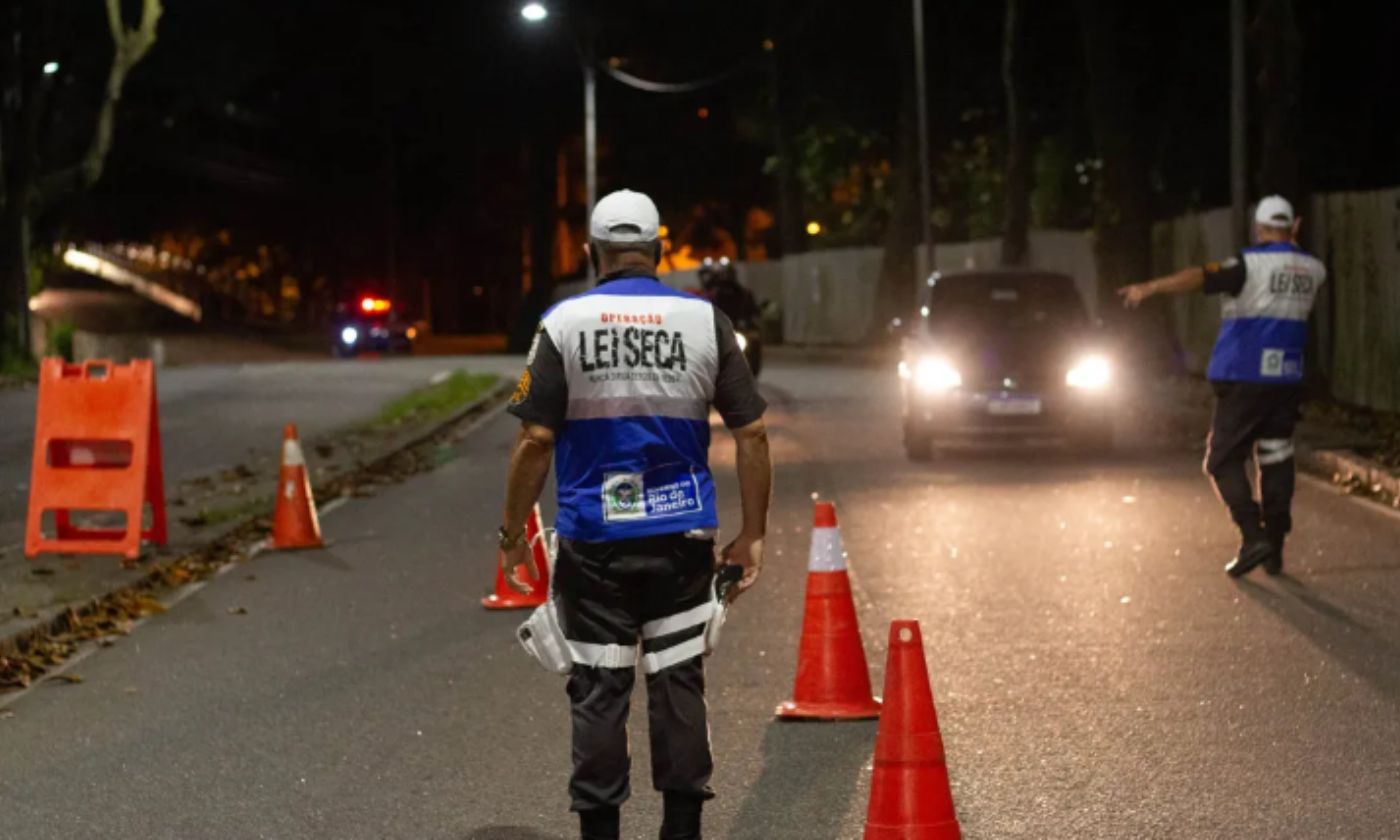 Motorista leva dois tiros em blitz da Lei Seca na Zona Oeste do Rio